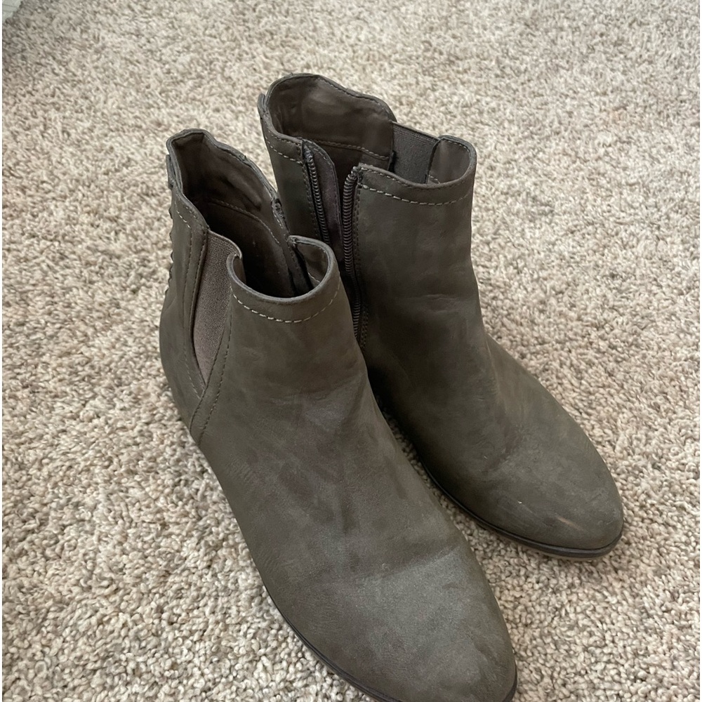 High top girl dress shoes size 7. Worn once. Zipper on both works. Limelight